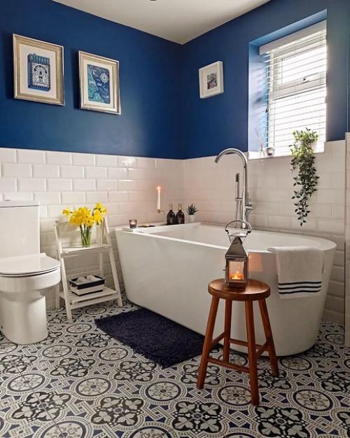 Синий в ванной комнате: потрясающее преображение с фото до и после. 01