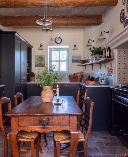 Интерьер этого дама наполнен теплом и атмосферой уюта, где каждая деталь рассказывает свою историю. 04