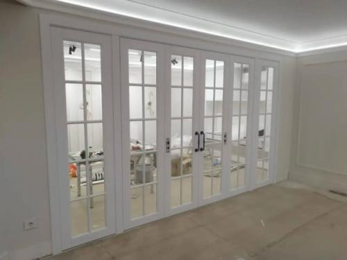 Открытые планировки остаются популярными, но комфорт требует зонирования без тяжелых стен и сложного ремонта. 02 Открытые планировки остаются популярными, но комфорт требует зонирования без тяжелых стен и сложного ремонта. 02