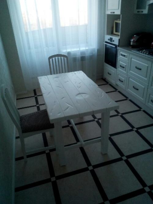 Вот такой вот стол был изготовлен для надежды, на первый взгляд ему место в русской избе или в беседки, но явно не в квартире.