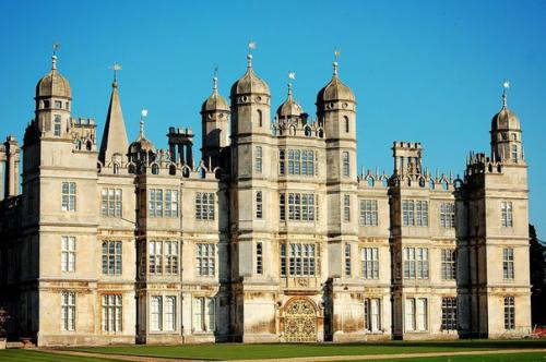 Бёргли - хаус - самая грандиозная резиденция, уцелевшая в Англии со времён королевы Елизаветы I и отражающая архитектурные вкусы той эпохи. 07