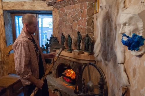 Тамбовчанин свою квартиру в дом викинга превратил. 05