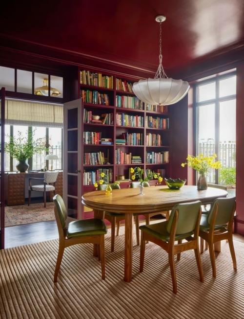 Рейчел броснахан вместе со своей шибой по кличке Винстон показала изданию Architectural Digest интерьер своей квартиры в манхэттене. 02