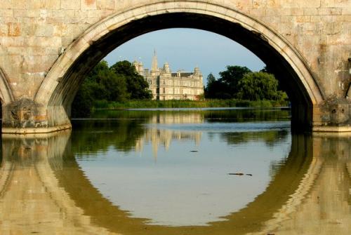 Бёргли - хаус - самая грандиозная резиденция, уцелевшая в Англии со времён королевы Елизаветы I и отражающая архитектурные вкусы той эпохи. 04