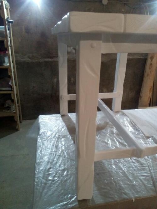 Вот такой вот стол был изготовлен для надежды, на первый взгляд ему место в русской избе или в беседки, но явно не в квартире. 01