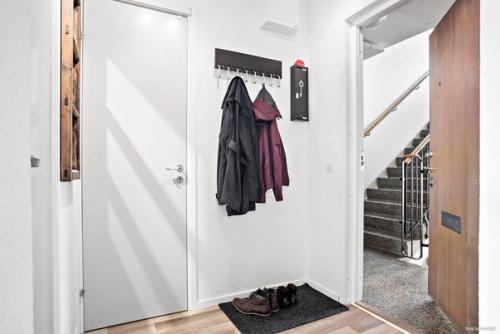 Лаконичный монохромный интерьер однокомнатной квартиры. 05