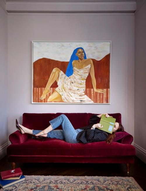 Рейчел броснахан вместе со своей шибой по кличке Винстон показала изданию Architectural Digest интерьер своей квартиры в манхэттене. 08