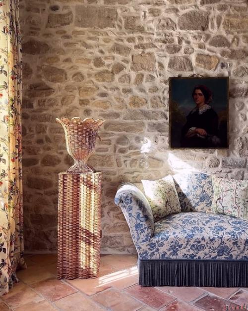 Интерьер этого дама наполнен теплом и атмосферой уюта, где каждая деталь рассказывает свою историю. 06