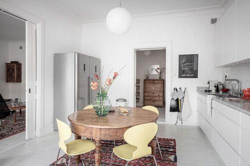 Один из секретов скандинавских интерьеров - нейтральная база и максимум вариантов преображения пространство с помощью деталей. 01