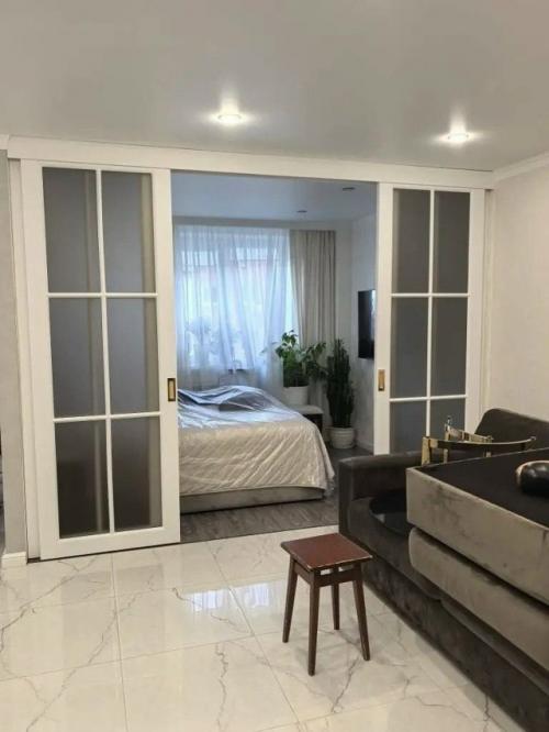 Открытые планировки остаются популярными, но комфорт требует зонирования без тяжелых стен и сложного ремонта. 01 Открытые планировки остаются популярными, но комфорт требует зонирования без тяжелых стен и сложного ремонта. 01