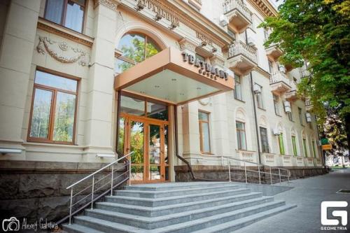 Отель Театральный.  В начале ХХ столетия город Александровск время своего наивысшего расцвета переживал. 01