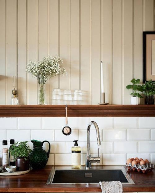 Добро пожаловать в угловую квартиру с большим количеством дерева в интерьере! 01