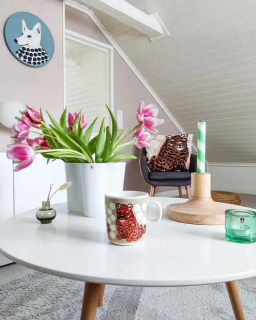 Светлые стены, окна без штор, минималистичная мебель - скандинавский подход к дизайну узнаётся с первой фотографии. 04