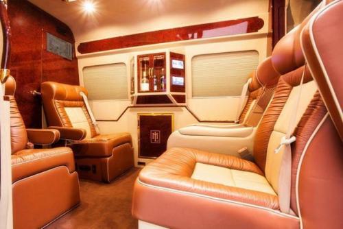 Интересное люксовый микроавтобус от Lexani Motorcars с двумя Ipad, Mac Mini и Apple TV обойдется в 32, 5 млн рублей. 03