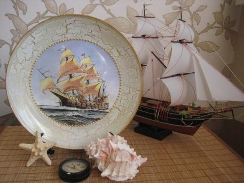 После окончания ремонта и расстановки мебели всегда возникает потребность добавить аксессуары на стену в интерьер. 03