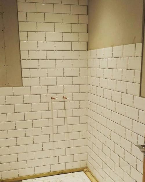 Синий в ванной комнате: потрясающее преображение с фото до и после. 07