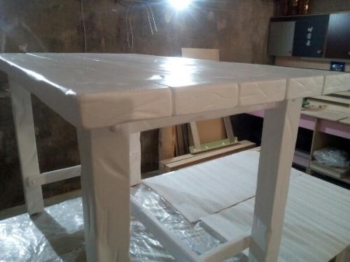 Вот такой вот стол был изготовлен для надежды, на первый взгляд ему место в русской избе или в беседки, но явно не в квартире. 02