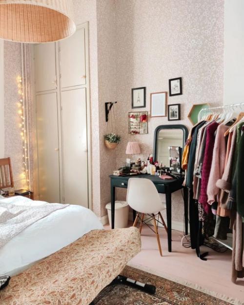 Яркий и сочный: интересный интерьер с винтажной мебелью и обоями в цветочек. 06