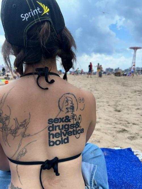 Helvetica - самый узнаваемый и влиятельный шрифт в мире. 01