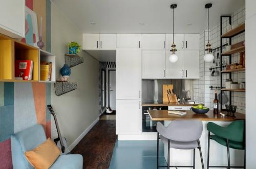 Яркий интерьер студии площадью 23 кв. 02