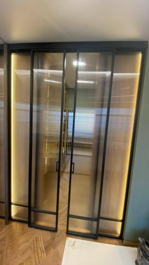 Открытые планировки остаются популярными, но комфорт требует зонирования без тяжелых стен и сложного ремонта. 05 Открытые планировки остаются популярными, но комфорт требует зонирования без тяжелых стен и сложного ремонта. 05