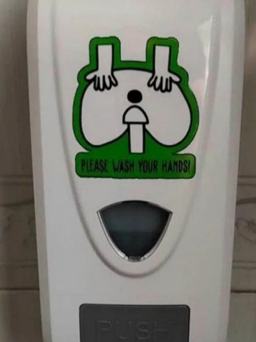 Табличка из американского туалета как пример плохого дизайна прославилась.
