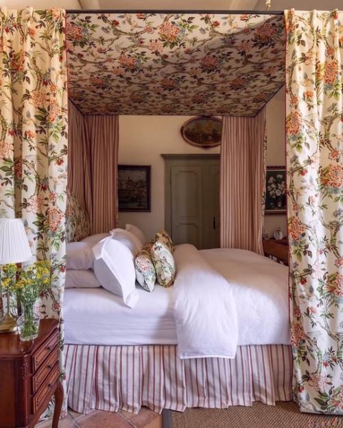 Интерьер этого дама наполнен теплом и атмосферой уюта, где каждая деталь рассказывает свою историю. 01