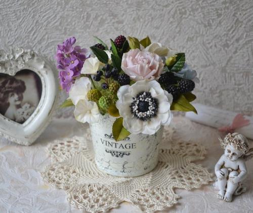 Букет Винтаж выполнен из полимерной глины (холодный фарфор) в технике реалистичной керамической флористики. 03