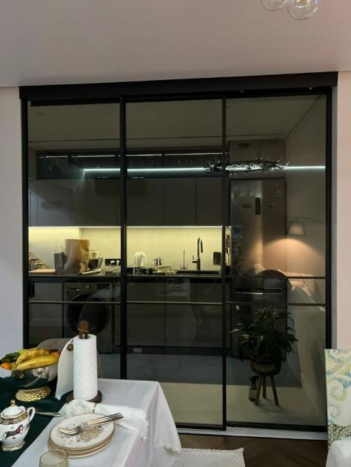 Открытые планировки остаются популярными, но комфорт требует зонирования без тяжелых стен и сложного ремонта. 06 Открытые планировки остаются популярными, но комфорт требует зонирования без тяжелых стен и сложного ремонта. 06