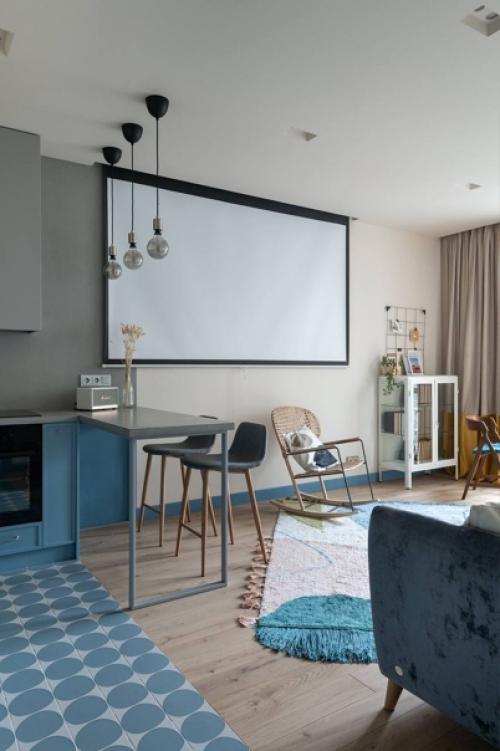 Яркая трёхкомнатная квартира в голубых тонах. 01