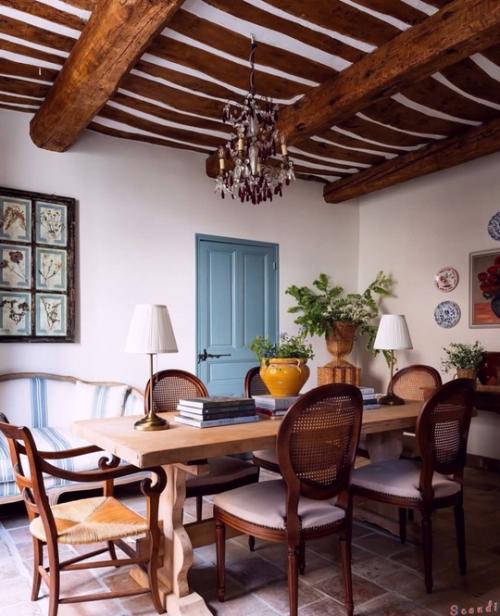 Интерьер этого дама наполнен теплом и атмосферой уюта, где каждая деталь рассказывает свою историю. 03