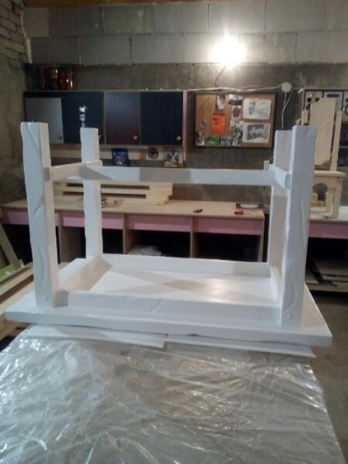 Вот такой вот стол был изготовлен для надежды, на первый взгляд ему место в русской избе или в беседки, но явно не в квартире. 03