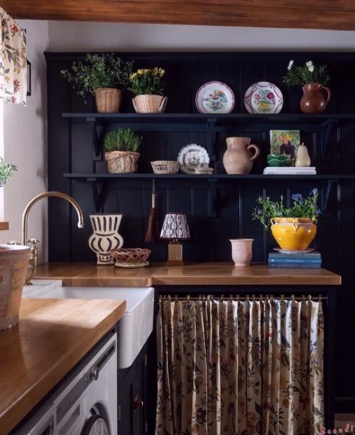 Интерьер этого дама наполнен теплом и атмосферой уюта, где каждая деталь рассказывает свою историю. 05