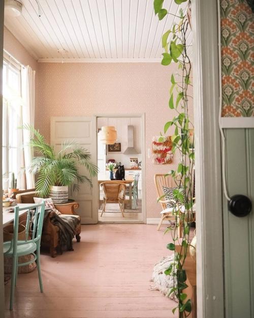 Яркий и сочный: интересный интерьер с винтажной мебелью и обоями в цветочек. 04