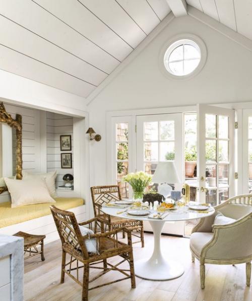 Облако с солнечными лучами- вот что напоминает этот белоснежный интерьер дома. 02