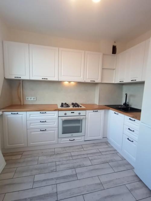 Наша история начинается в самом сердце дома - на кухне. 01