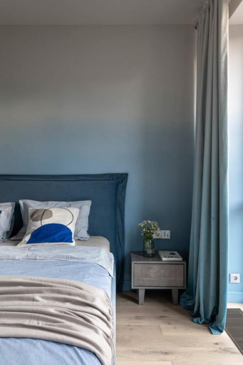 Яркая трёхкомнатная квартира в голубых тонах. 03