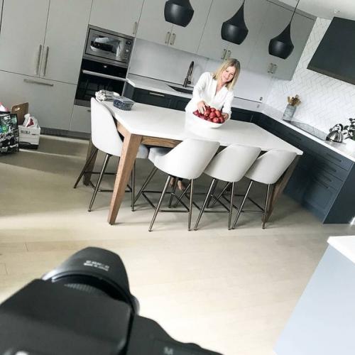 Черный низ и белый верх.