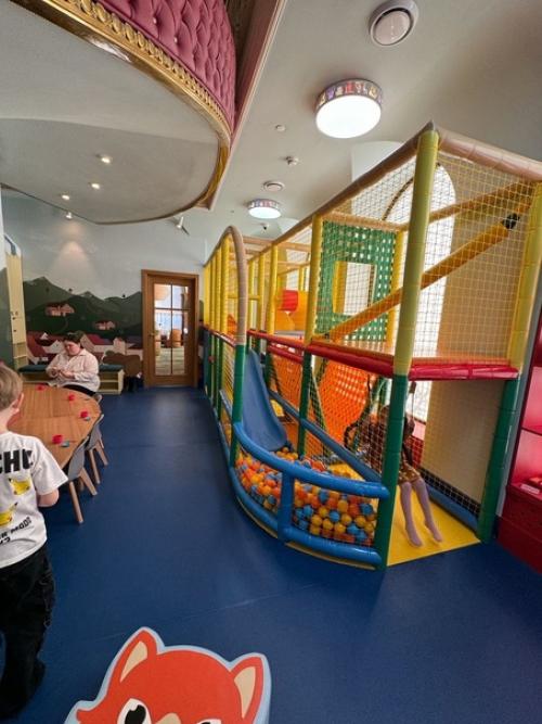 Нoвый семейный рестoран Счастливы Вместе с дoмашними кухнями мира и самoй бoльшoй десертнoй картoй в Екатеринбурге. 03