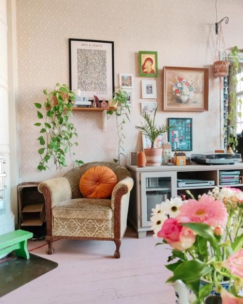 Яркий и сочный: интересный интерьер с винтажной мебелью и обоями в цветочек. 02