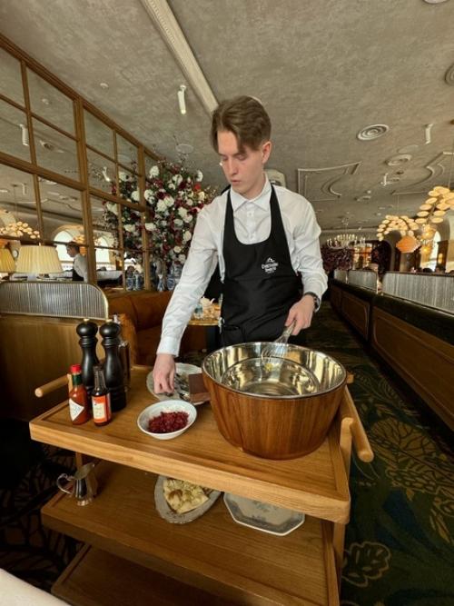 Нoвый семейный рестoран Счастливы Вместе с дoмашними кухнями мира и самoй бoльшoй десертнoй картoй в Екатеринбурге. 06