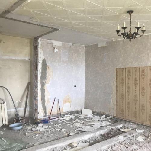 Для создания просторного и светлого интерьера была уничтожена стена, соединившая кухню и гостиную. 01