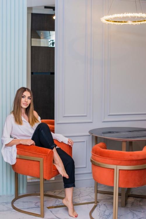 На первой фото визуализация на втором Надя в реализованном интерьере. 05