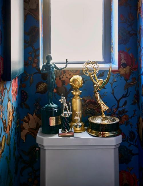 Рейчел броснахан вместе со своей шибой по кличке Винстон показала изданию Architectural Digest интерьер своей квартиры в манхэттене. 06