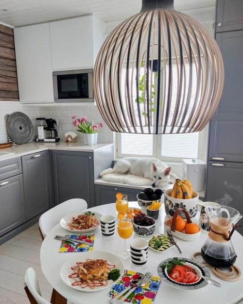 Светлые стены, окна без штор, минималистичная мебель - скандинавский подход к дизайну узнаётся с первой фотографии. 02