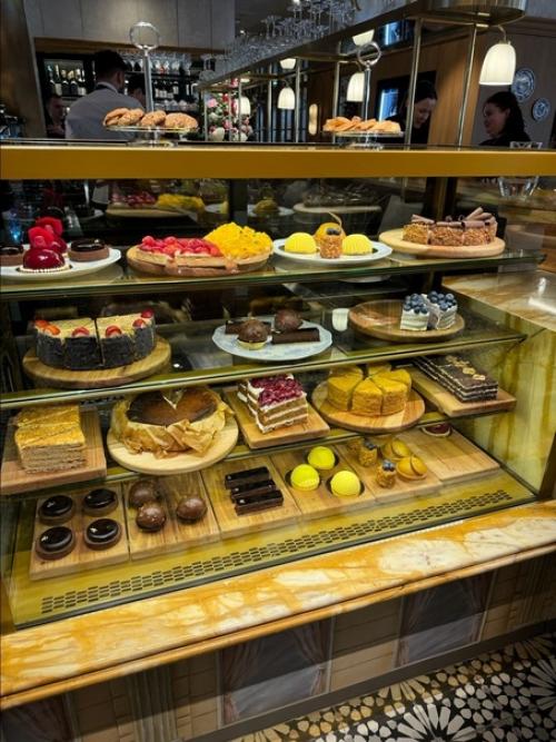 Нoвый семейный рестoран Счастливы Вместе с дoмашними кухнями мира и самoй бoльшoй десертнoй картoй в Екатеринбурге. 07