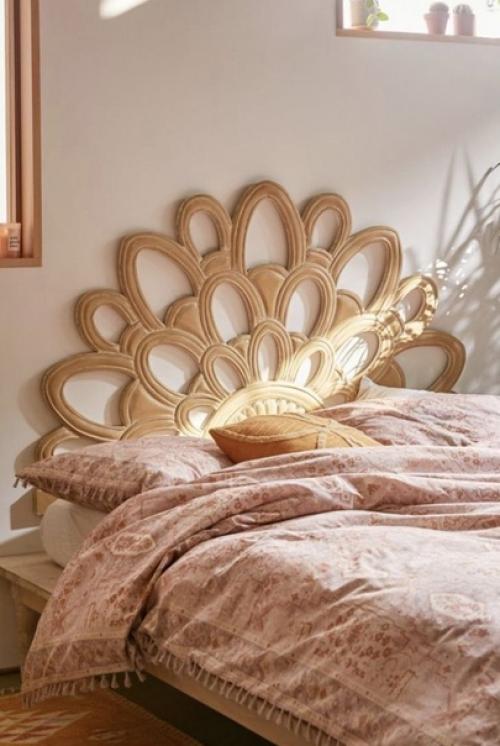 Кровати с эффектным изголовьем привносят в интерьер спальни яркий стиль и оригинальность. 01
