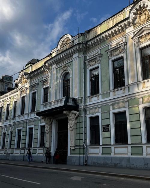 Как говорится, с Корабля на бал: выйдя из вагона поезда по приезде в Москву, почему бы и не посетить экскурсию в доме - музее Морозова. 01