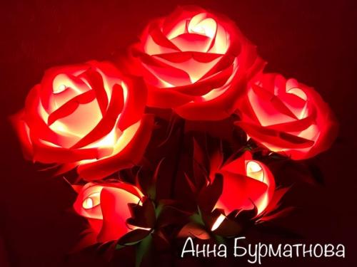 Розовые розы.  Цветочки розовые, пушистые, Набирающие Цвет диаметром 34 см, 35 см и 40 см, два нераскрывшихся бутончика. 04