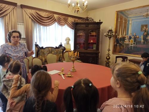 В апреле наши ребята из подготовительных групп посетили усадьбу кирьяново княгини Екатерины Романовной Дашковой. 05